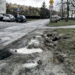 22.03.2016 Kielce. Ulica Szkolna. Parkujące samochody. / Jarosław Kubalski / Radio Kielce