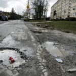 22.03.2016 Kielce. Ulica Szkolna. Parkujące samochody. / Jarosław Kubalski / Radio Kielce