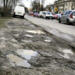 22.03.2016 Kielce. Ulica Szkolna. Parkujące samochody. / Jarosław Kubalski / Radio Kielce