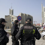 28.03.2016 Kielce. Lany Poniedziałek. śmigus - dyngus. Policja pilnuje porządku przed kościołem św. Józefa Robotnika. / Jarosław Kubalski / Radio Kielce