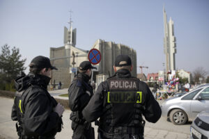 28.03.2016 Kielce. Lany Poniedziałek. śmigus - dyngus. Policja pilnuje porządku przed kościołem św. Józefa Robotnika. / Jarosław Kubalski / Radio Kielce