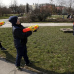 28.03.2016 Kielce. Lany Poniedziałek. śmigus - dyngus. Dzieci na Ślichowicach polewają się pistoletami na wodę. / Jarosław Kubalski / Radio Kielce