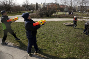 28.03.2016 Kielce. Lany Poniedziałek. śmigus - dyngus. Dzieci na Ślichowicach polewają się pistoletami na wodę. / Jarosław Kubalski / Radio Kielce