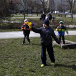 28.03.2016 Kielce. Lany Poniedziałek. śmigus - dyngus. Dzieci na Ślichowicach polewają się pistoletami na wodę. / Jarosław Kubalski / Radio Kielce