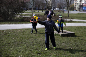 28.03.2016 Kielce. Lany Poniedziałek. śmigus - dyngus. Dzieci na Ślichowicach polewają się pistoletami na wodę. / Jarosław Kubalski / Radio Kielce