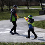 28.03.2016 Kielce. Lany Poniedziałek. śmigus - dyngus. Dzieci na Ślichowicach polewają się pistoletami na wodę. / Jarosław Kubalski / Radio Kielce