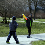 28.03.2016 Kielce. Lany Poniedziałek. śmigus - dyngus. Dzieci na Ślichowicach polewają się pistoletami na wodę. / Jarosław Kubalski / Radio Kielce