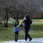 28.03.2016 Kielce. Lany Poniedziałek. śmigus - dyngus. Dzieci na Ślichowicach polewają się pistoletami na wodę. / Jarosław Kubalski / Radio Kielce