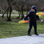 28.03.2016 Kielce. Lany Poniedziałek. śmigus - dyngus. Dzieci na Ślichowicach polewają się pistoletami na wodę. / Jarosław Kubalski / Radio Kielce