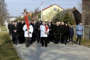 28.03.2016 Suków. Procesja Emaus. / Jarosław Kubalski / Radio Kielce