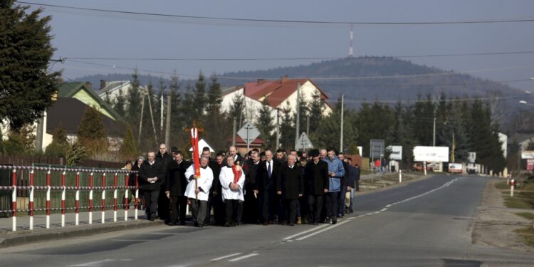 28.03.2016 Suków. Procesja Emaus. / Jarosław Kubalski / Radio Kielce