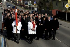 28.03.2016 Suków. Procesja Emaus. / Jarosław Kubalski / Radio Kielce