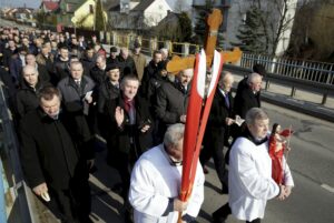 28.03.2016 Suków. Procesja Emaus. / Jarosław Kubalski / Radio Kielce