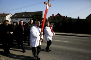 28.03.2016 Suków. Procesja Emaus. / Jarosław Kubalski / Radio Kielce