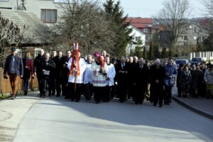 28.03.2016 Suków. Procesja Emaus. / Jarosław Kubalski / Radio Kielce