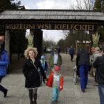 28.03.2016 Tokarnia. Muzeum Wsi Kieleckiej. Turyści spacerują po skansenie w Poniedziałek Wielkanocny / Jarosław Kubalski / Radio Kielce