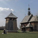 28.03.2016 Tokarnia. Muzeum Wsi Kieleckiej. Turyści spacerują po skansenie w Poniedziałek Wielkanocny / Jarosław Kubalski / Radio Kielce