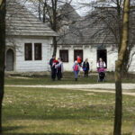 28.03.2016 Tokarnia. Muzeum Wsi Kieleckiej. Turyści spacerują po skansenie w Poniedziałek Wielkanocny / Jarosław Kubalski / Radio Kielce