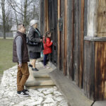 28.03.2016 Tokarnia. Muzeum Wsi Kieleckiej. Turyści spacerują po skansenie w Poniedziałek Wielkanocny / Jarosław Kubalski / Radio Kielce