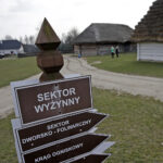 28.03.2016 Tokarnia. Muzeum Wsi Kieleckiej. Turyści spacerują po skansenie w Poniedziałek Wielkanocny / Jarosław Kubalski / Radio Kielce