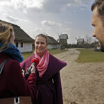 28.03.2016 Tokarnia. Muzeum Wsi Kieleckiej. Turyści spacerują po skansenie w Poniedziałek Wielkanocny / Jarosław Kubalski / Radio Kielce