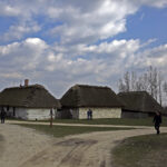 28.03.2016 Tokarnia. Muzeum Wsi Kieleckiej. Turyści spacerują po skansenie w Poniedziałek Wielkanocny / Jarosław Kubalski / Radio Kielce