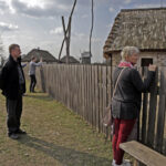 28.03.2016 Tokarnia. Muzeum Wsi Kieleckiej. Turyści spacerują po skansenie w Poniedziałek Wielkanocny / Jarosław Kubalski / Radio Kielce