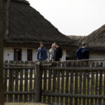 28.03.2016 Tokarnia. Muzeum Wsi Kieleckiej. Turyści spacerują po skansenie w Poniedziałek Wielkanocny / Jarosław Kubalski / Radio Kielce