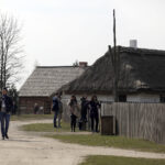 28.03.2016 Tokarnia. Muzeum Wsi Kieleckiej. Turyści spacerują po skansenie w Poniedziałek Wielkanocny / Jarosław Kubalski / Radio Kielce