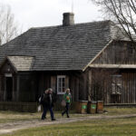 28.03.2016 Tokarnia. Muzeum Wsi Kieleckiej. Turyści spacerują po skansenie w Poniedziałek Wielkanocny / Jarosław Kubalski / Radio Kielce