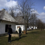 28.03.2016 Tokarnia. Muzeum Wsi Kieleckiej. Turyści spacerują po skansenie w Poniedziałek Wielkanocny / Jarosław Kubalski / Radio Kielce