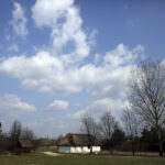 28.03.2016 Tokarnia. Muzeum Wsi Kieleckiej. Turyści spacerują po skansenie w Poniedziałek Wielkanocny / Jarosław Kubalski / Radio Kielce