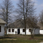 28.03.2016 Tokarnia. Muzeum Wsi Kieleckiej. Turyści spacerują po skansenie w Poniedziałek Wielkanocny / Jarosław Kubalski / Radio Kielce