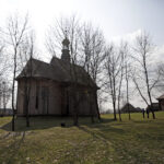 28.03.2016 Tokarnia. Muzeum Wsi Kieleckiej. Turyści spacerują po skansenie w Poniedziałek Wielkanocny / Jarosław Kubalski / Radio Kielce