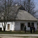 28.03.2016 Tokarnia. Muzeum Wsi Kieleckiej. Turyści spacerują po skansenie w Poniedziałek Wielkanocny / Jarosław Kubalski / Radio Kielce