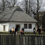 28.03.2016 Tokarnia. Muzeum Wsi Kieleckiej. Turyści spacerują po skansenie w Poniedziałek Wielkanocny / Jarosław Kubalski / Radio Kielce