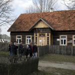 28.03.2016 Tokarnia. Muzeum Wsi Kieleckiej. Turyści spacerują po skansenie w Poniedziałek Wielkanocny / Jarosław Kubalski / Radio Kielce