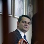 31.03.2016 Kielce. Rektor UJK Jacek Semaniak podczas konferencji prasowej po wyborach na stanowisko rektora. / Jarosław Kubalski / Radio Kielce