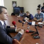 31.03.2016 Kielce. Rektor UJK Jacek Semaniak podczas konferencji prasowej po wyborach na stanowisko rektora. / Jarosław Kubalski / Radio Kielce