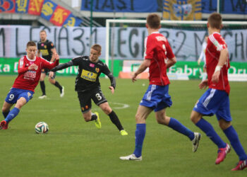 22.3.2015 Gliwice. Fragment meczu Piast Gliwice - Korona Kielce. Vlastimir Jovanovic / Wojciech Habdas / Radio Kielce