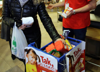 13.12.2014 Kielce. Caritas prowadzi przedświąteczną zbiórkę żywności / Wojciech Habdas / Radio Kielce