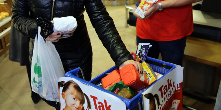 13.12.2014 Kielce. Caritas prowadzi przedświąteczną zbiórkę żywności / Wojciech Habdas / Radio Kielce