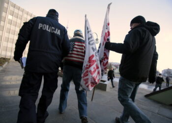 19.12.2015. Pikieta Komitetu Obrony Demokracji przeciwko łamaniu prawa i konstytucji przez najwyższe organy państwa. / Włodzimierz Batóg / Radio Kielce