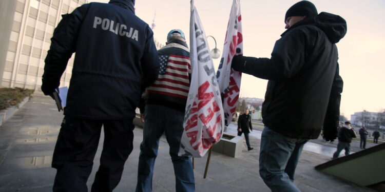 19.12.2015. Pikieta Komitetu Obrony Demokracji przeciwko łamaniu prawa i konstytucji przez najwyższe organy państwa. / Włodzimierz Batóg / Radio Kielce