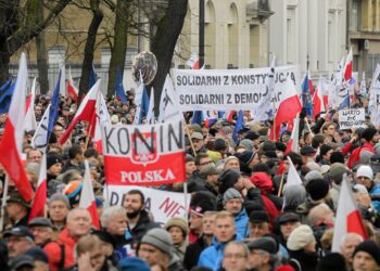 12.12.2015 Warszawa. Zwolennicy i sympatycy KOD oraz przeciwnicy działań władz podczas marszu w obronie demokracji. / Przemysław Wierzchowski / Agencja Gazeta                  12.12.2015 Warszawa. Manifestacja KOD.