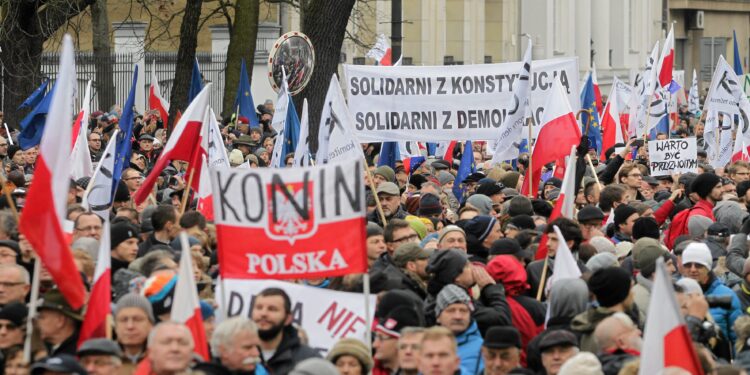 12.12.2015 Warszawa. Zwolennicy i sympatycy KOD oraz przeciwnicy działań władz podczas marszu w obronie demokracji. / Przemysław Wierzchowski / Agencja Gazeta                  12.12.2015 Warszawa. Manifestacja KOD.