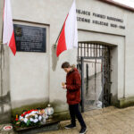 1.3.2016 Kielce. Narodowy Dzień Pamięci Żołnierzy Wyklętych 2016. Pod tablicą upamiętniającą rozbicie więzienia w Kielcach (5 VIII 1945) zapalono znicze. / Wojciech Habdas / Radio Kielce