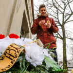 1.3.2016 Kielce. Narodowy Dzień Pamięci Żołnierzy Wyklętych 2016. Pod tablicą upamiętniającą rozbicie więzienia w Kielcach (5 VIII 1945) zapalono znicze. / Wojciech Habdas / Radio Kielce