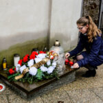 1.3.2016 Kielce. Narodowy Dzień Pamięci Żołnierzy Wyklętych 2016. Pod tablicą upamiętniającą rozbicie więzienia w Kielcach (5 VIII 1945) zapalono znicze. / Wojciech Habdas / Radio Kielce