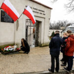 1.3.2016 Kielce. Narodowy Dzień Pamięci Żołnierzy Wyklętych 2016. Pod tablicą upamiętniającą rozbicie więzienia w Kielcach (5 VIII 1945) zapalono znicze. / Wojciech Habdas / Radio Kielce